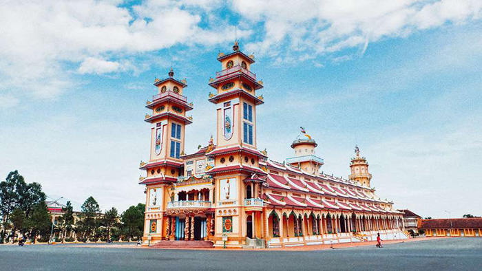 HÀNH TRÌNH KHÁM PHÁ VÙNG ĐẤT TÂY NINH TÂM LINH - A SPIRITUAL JOURNEY TO DISCOVER TAY NINH 2 Toa Thanh co kiYn truc nYi bYt mang mau sYc tYYi sang giYa khong gian rYng lYn.